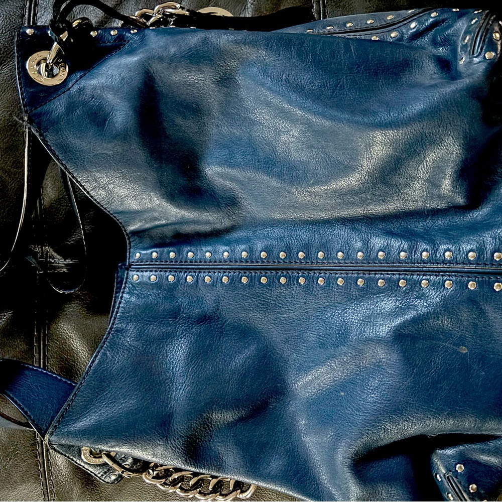 Absolutely gorgeous blue Michael Kors bag.